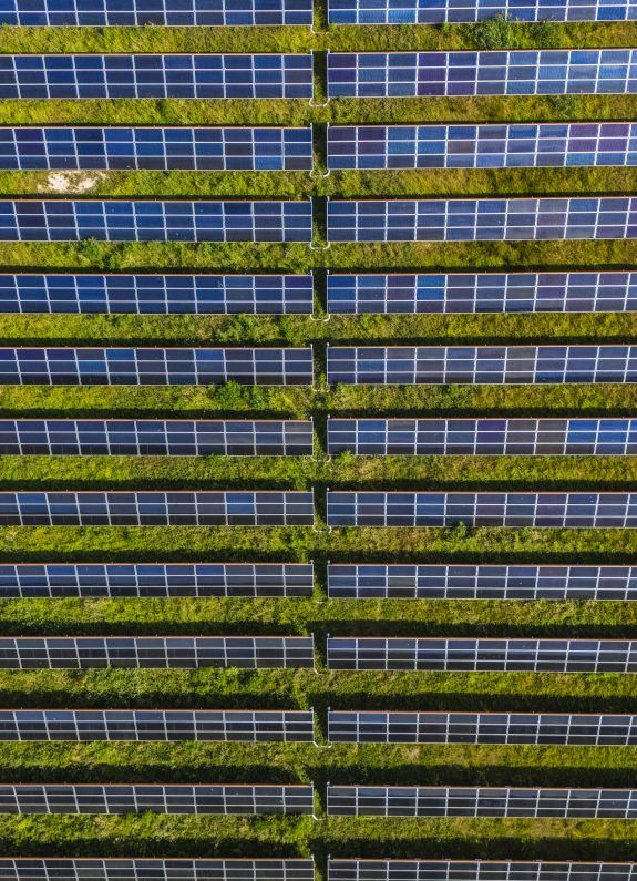 Zonthermiepark met rijen zonnecollectoren voor duurzame warmteopwekking