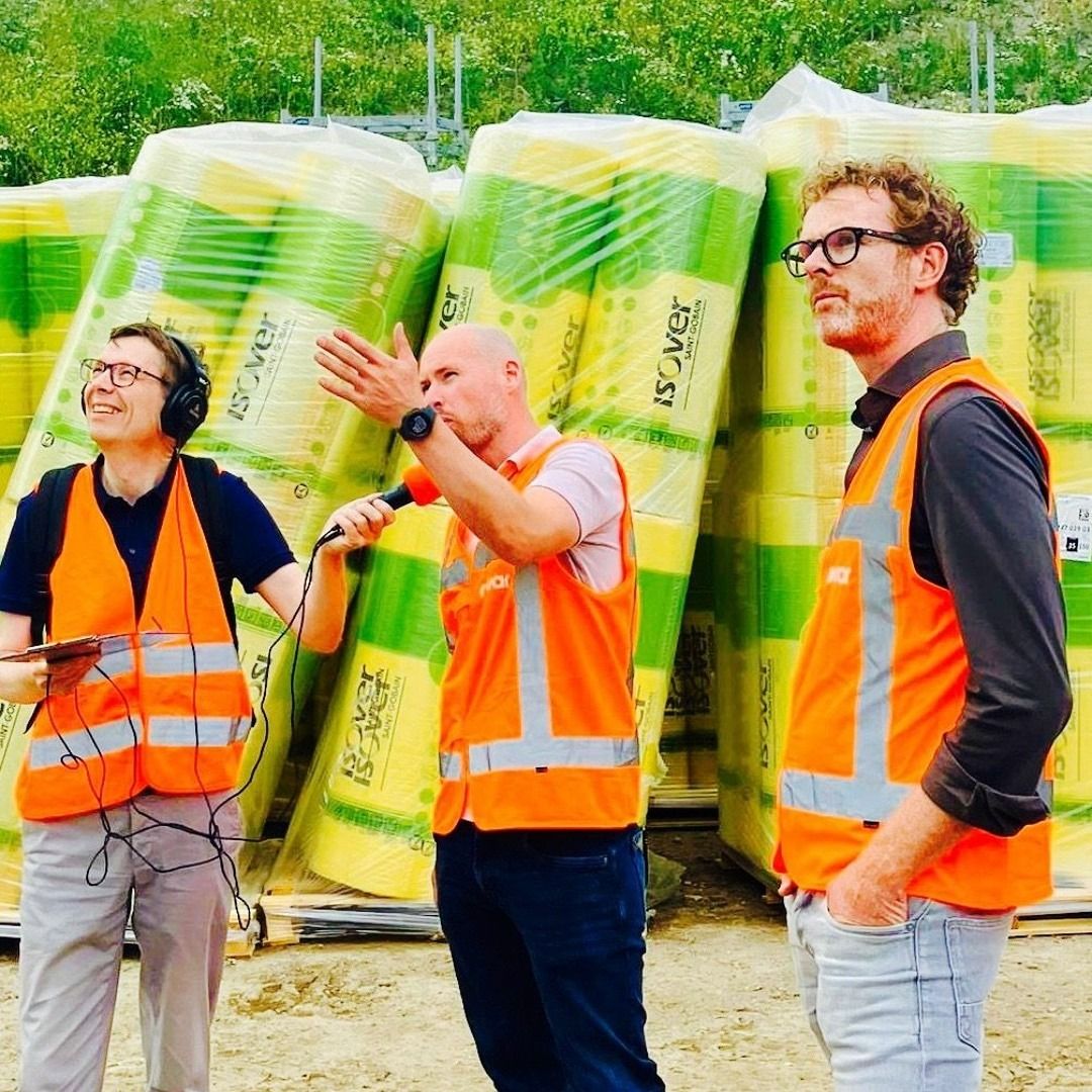 Jelmer Pijlman en Maarten Kuil bij Zonthermiepark Dorkwerd tijdens reportage over Groningse warmte