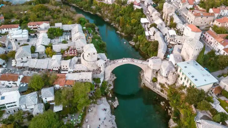 Doen in Mostar: Stari Most brug, bosnië-Herzegovina