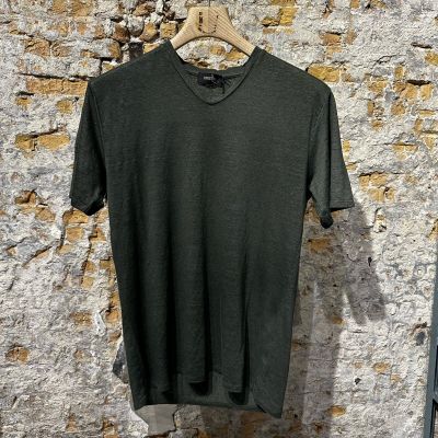 Kris K McConaughey V-neck Deep Forest Foto van Kris K McConaughey V-neck Deep Forest