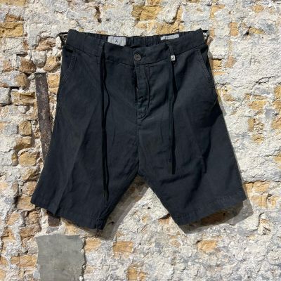 Myths Shorts Casual Linnen Black wash Foto van Myths Shorts Casual Linnen Black wash