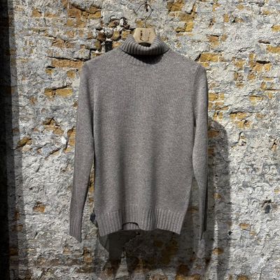 Kris K Sean Connerey Roll Neck Cashmere Sweater Sandy Lake Foto van Kris K Sean Connerey Roll Neck Cashmere Sweater Sandy Lake