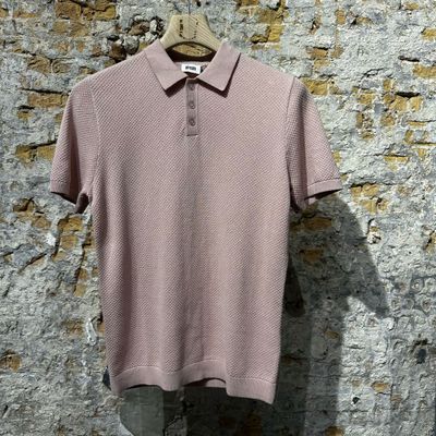 DRYKORN Triton Structure Knit Polo Washed Pink Foto van DRYKORN Triton Structure Knit Polo Washed Pink