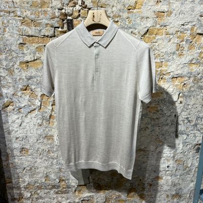Kris K S McQueen Silk Polo Stone Sand Foto van Kris K S McQueen Silk Polo Stone Sand
