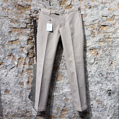 DEVORE Pantalon Regular Almond Foto van DEVORE Pantalon Regular Almond